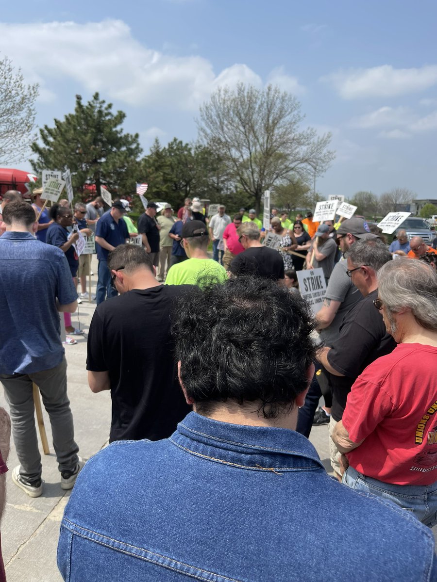 MDonahueforIA's tweet photo. Great rally today at King's Ready-Mix for @238Teamsters. Big turn out to support the cause. They want to get back to work-but they need a contract with a living wage.
I am a proud union member —and glad to spend my lunch with these hard working Iowans. #SupportUnions #VoteYourJob https://t.co/9XZMLMgwPy