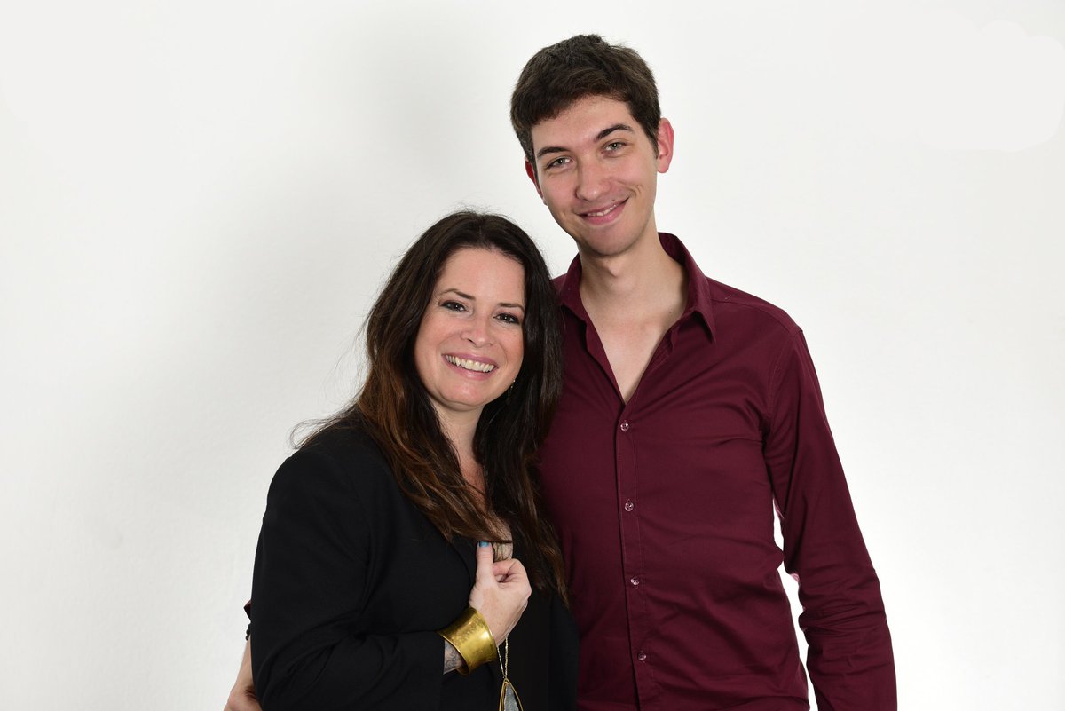 ChristianMicu's tweet photo. @H_Combs @kellyclarkson #Charmed4ever 💙💙💙 #CasaHalliwell https://t.co/cWKVAlcuMw