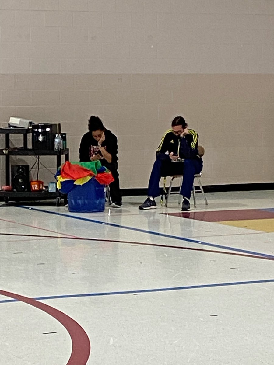 ThomasEdisonES's tweet photo. Coach J & Coach Phillips taking a mindful moment between classes for Tune-In To You Tuesday!!! @MNPS_kidshealth #MNPSWellnessWeek2022 #EdisonElementary #MNPSWellnessWeek2022 #tuneintoyoutuesday https://t.co/Hq4x2OaOP9