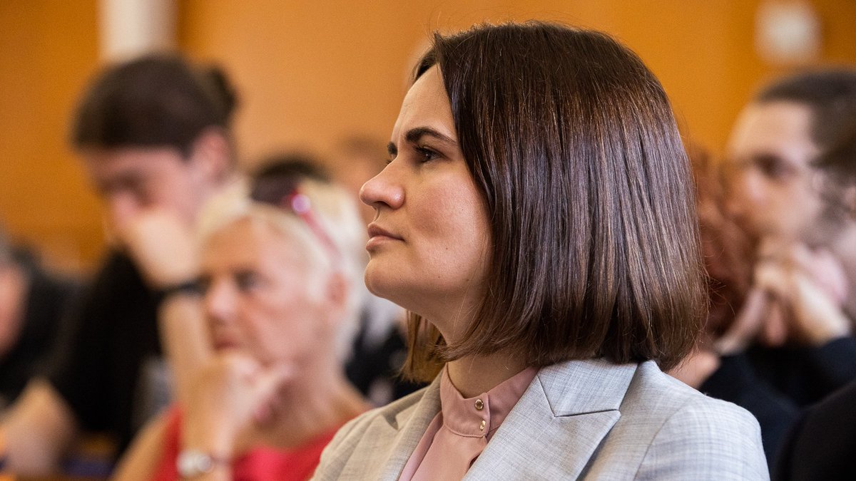 Tsihanouskaya's tweet photo. I believe Vaclav Havel was right when he insisted that Belarus belongs in the European family. We are proving it with our actions, I told tonight at @CharlesUniPRG. Right now as the new iron curtain falls, we should make sure that Belarus ends up on the right side of history. https://t.co/F1I34oinoo