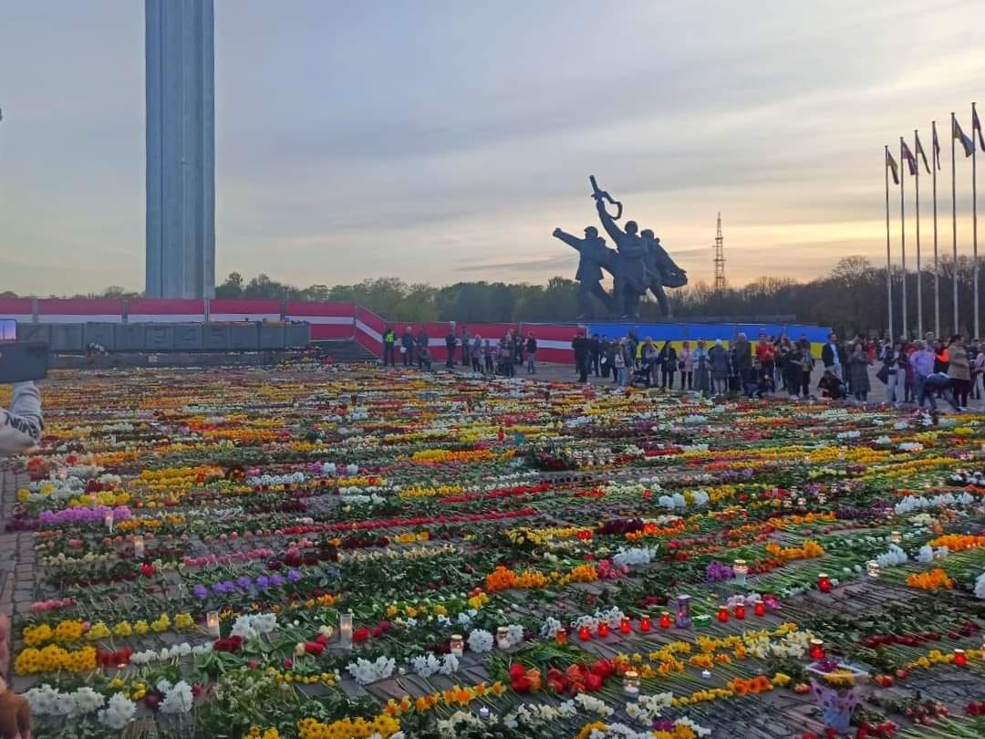 ravreba's tweet photo. "Можем повторить"воочию.
В Латвии запретили 9 мая, но народ начхал и принес цветы. Власти приказали убрать их бульдозерами. Убрали.
ТОГДА НАРОД ПРИШЕЛ 10 МАЯ. https://t.co/kXDiXlH0Jv