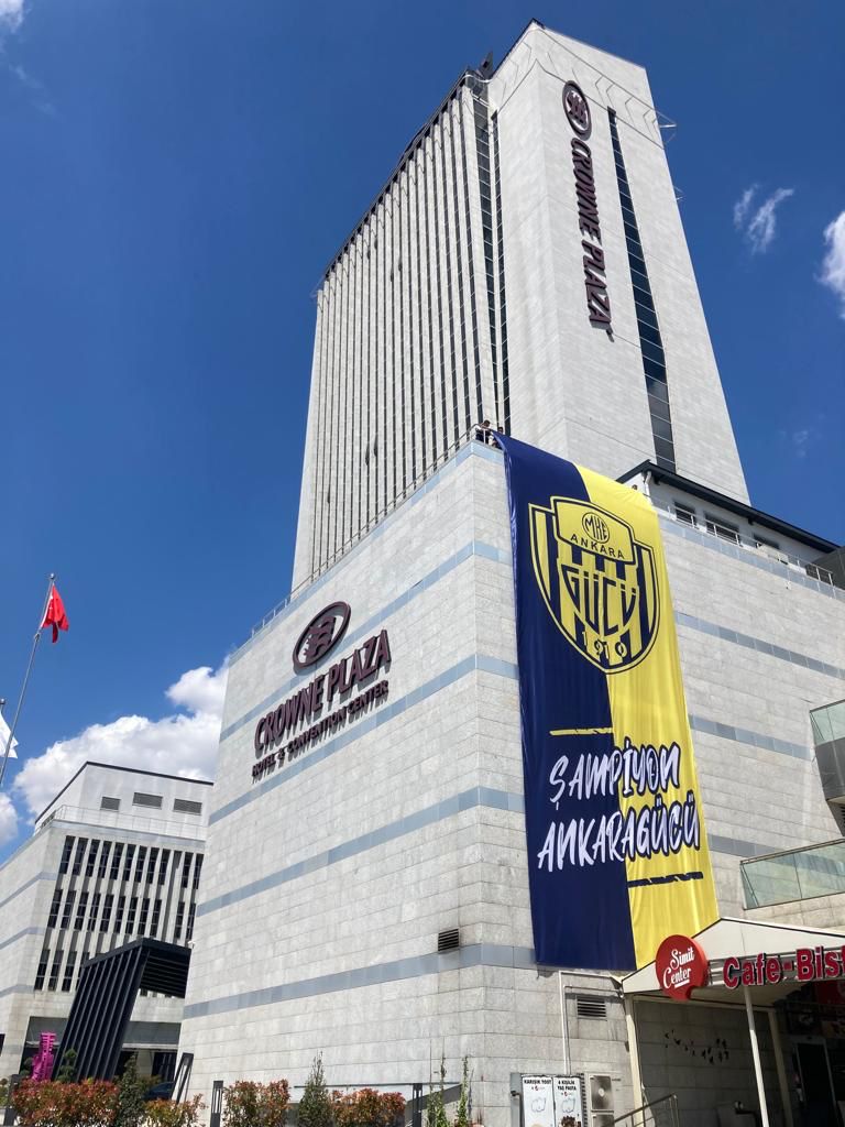 Crowne Plaza'ya yapmış olduğumuz bayrak. Bizi tercih ettiğiniz için teşekkür ederiz. 🟡🔵 #Ankaragücü