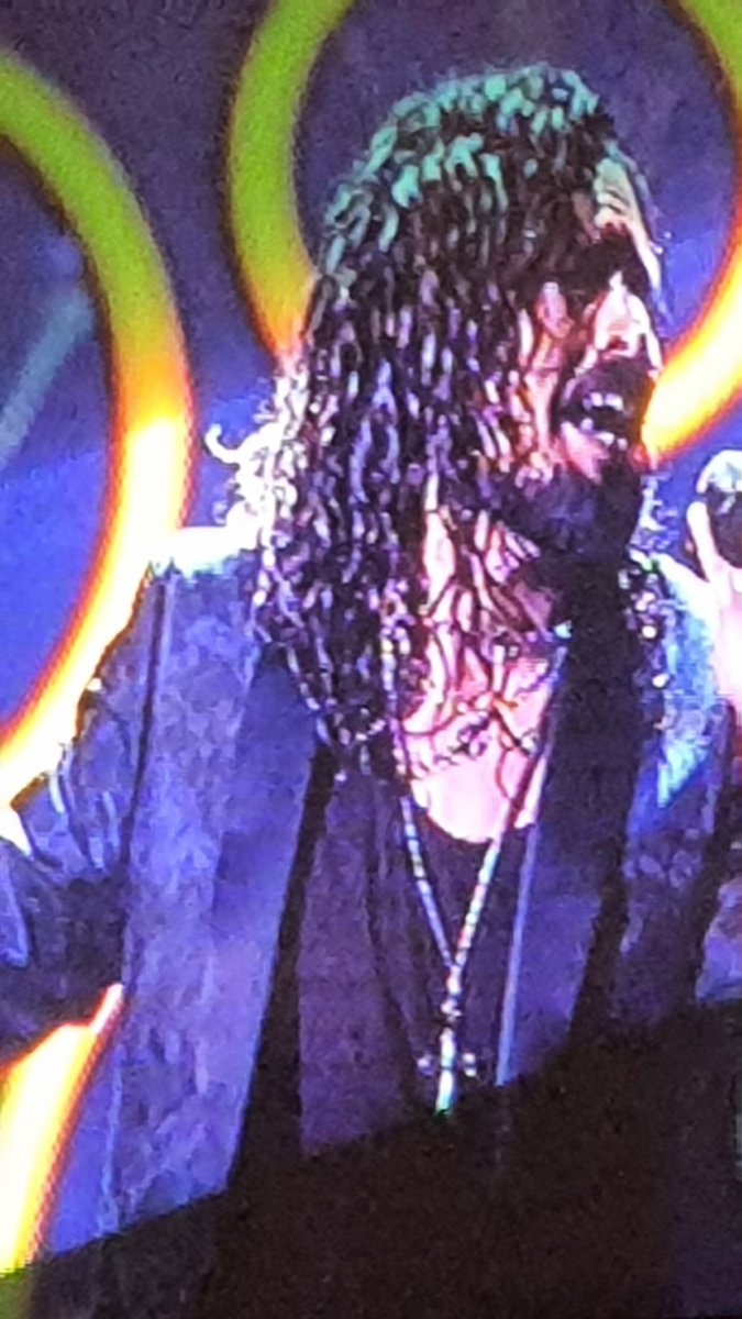 neodolj_iva's tweet photo. Alis Cooper sa Ali-Express-a #evrovizija #Eurovision #Bulgaria https://t.co/V2LPSfTeFK