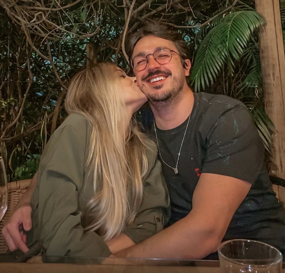 gbtllx's tweet photo. Anos depois e seguimos aqui, obrigada por ser o melhor que eu poderia ter, por me ouvir e por me acolher. Mesmo que eu não diga isso na frequência que deveria, sua amizade deveria ser considerada uma das sete maravilhas do mundo! Tô na torcida de sempre por tu xuxuzinho. https://t.co/h2tRQzqDQq