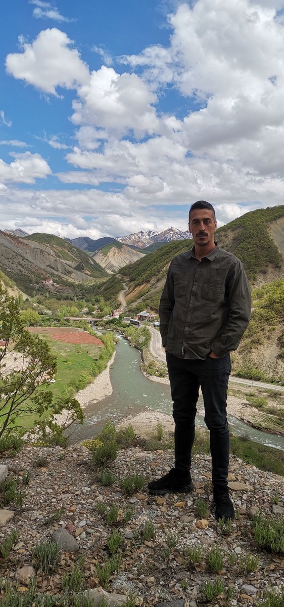 Kömürlü ellerim uzanır göçüklerden Dolu dizgin özgürlüğe