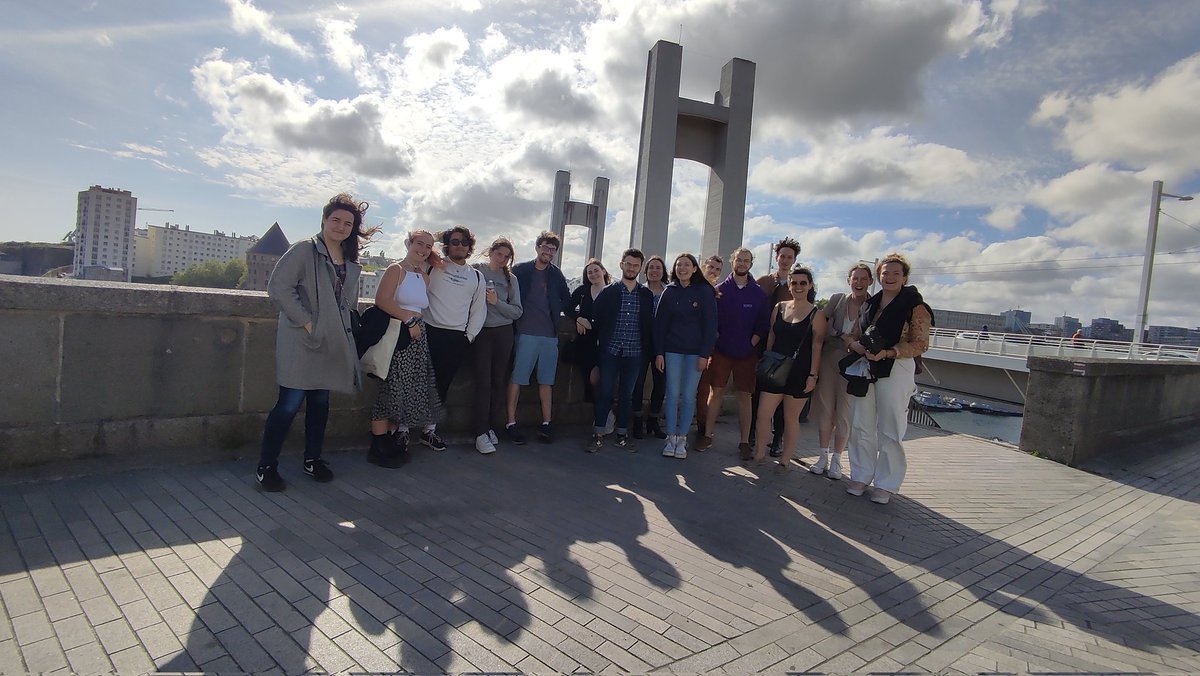 EstelleBlouch's tweet photo. #Réseau | 1ère journée du Tour de Réseau de @La_FAGE, que l'on accueille avec la Fédé B !
▶️ Matinée à Saint Brieuc, avec les assos briochines 
▶️ Après midi visite de la ville de Brest ☀️ 
Des échanges riches et de la cohésion avec les #étudiantEs du réseau de la @fedebzh 🌈 https://t.co/8h4rRlHYXI
