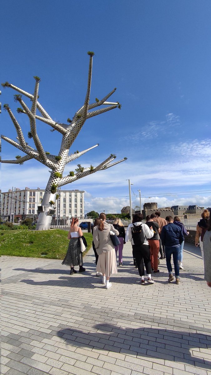 EstelleBlouch's tweet photo. #Réseau | 1ère journée du Tour de Réseau de @La_FAGE, que l'on accueille avec la Fédé B !
▶️ Matinée à Saint Brieuc, avec les assos briochines 
▶️ Après midi visite de la ville de Brest ☀️ 
Des échanges riches et de la cohésion avec les #étudiantEs du réseau de la @fedebzh 🌈 https://t.co/8h4rRlHYXI