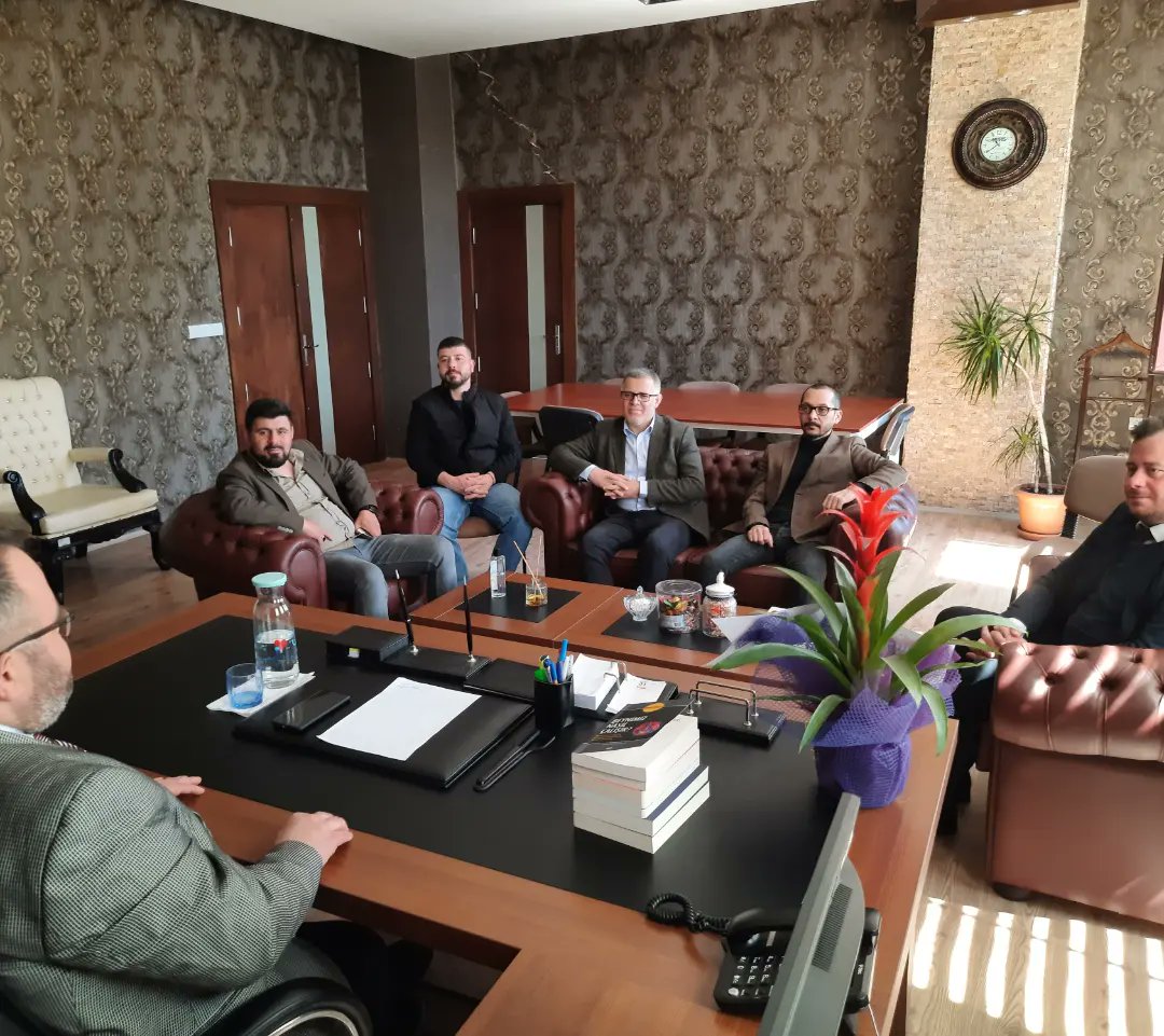 Bafra Genç İş İnsanları Derneğimizin Yönetim kurulu Başkanı Burak ÖZTURAN ve Yönetim kurulu üyeleri Bafra Şevket Aşçı Turizim Fakültesi Dekanlığına atanan Prof.Dr. Yetkin BULUT'a hayırlı olsun ziyaretinde bulundu.