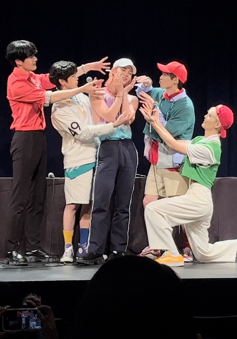 hjrosetiny's tweet photo. I love them #cix #CIXinNYC #CIXfansign https://t.co/1MpvzHEt2q