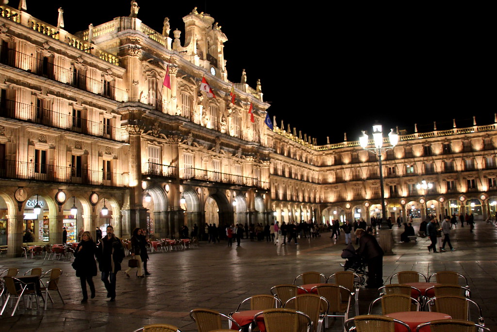 aimsursl's tweet photo. #Undiacomohoy
Comienza a construirse la Plaza Mayor de Salamanca.
¿Sabías que...?
El material principal y característico de la Plaza Mayor es la piedra franca de Villamayor, que aporta ese color y textura particular a los monumentos salmantinos.
#aimsur #construcción #sabíasque https://t.co/MmGK4Z0gON