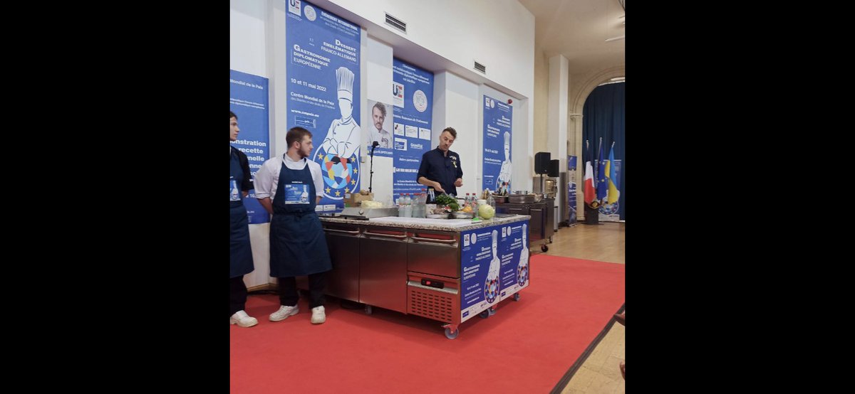 Centre Mondial de la Paix: 2 jeunes Ukrainiens scolarisés au collège Buvignier  participe  la démonstration de la recette traditionnelle Ukrainienne du Bortsch par le très grand cuisinier Levgen Klopotenko!