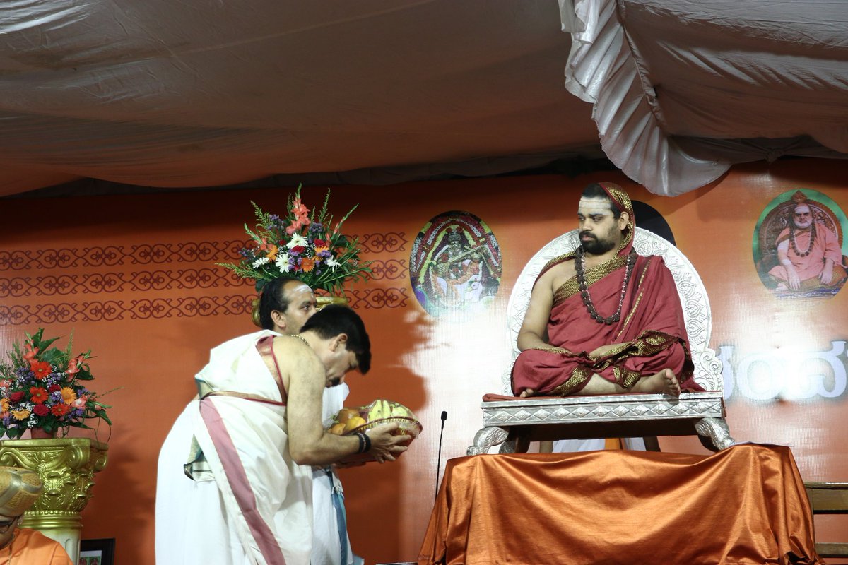 ramadassmysuru's tweet photo. ಶೃಂಗೇರಿ ಜಗದ್ಗುರು ಶ್ರೀ ಶ್ರೀ  ವಿಧುಶೇಖರಭಾರತೀ ಸನ್ನಿದಾನಂಗಳವರ ವಿಜಯಯಾತ್ರೆಯ ಭಾಗವಾಗಿ ಮೈಸೂರಿನಲ್ಲಿ ಹಮ್ಮಿಕೊಂಡಿದ್ದ 'ಗುರುವಂದನಾ' ಕಾರ್ಯಕ್ರಮದಲ್ಲಿ ಭಾಗಿಯಾದ ಸುಸಂದರ್ಭ. https://t.co/b0imEnnrUB