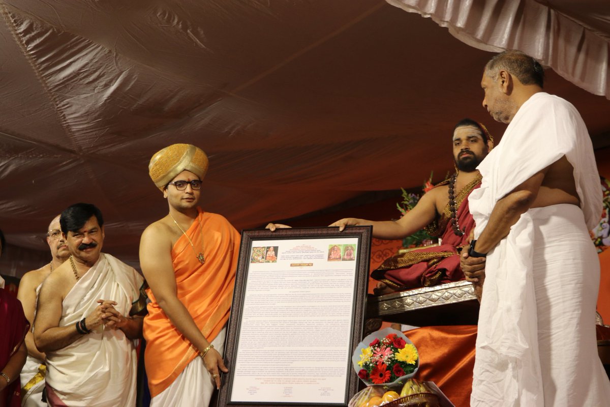 ramadassmysuru's tweet photo. ಶೃಂಗೇರಿ ಜಗದ್ಗುರು ಶ್ರೀ ಶ್ರೀ  ವಿಧುಶೇಖರಭಾರತೀ ಸನ್ನಿದಾನಂಗಳವರ ವಿಜಯಯಾತ್ರೆಯ ಭಾಗವಾಗಿ ಮೈಸೂರಿನಲ್ಲಿ ಹಮ್ಮಿಕೊಂಡಿದ್ದ 'ಗುರುವಂದನಾ' ಕಾರ್ಯಕ್ರಮದಲ್ಲಿ ಭಾಗಿಯಾದ ಸುಸಂದರ್ಭ. https://t.co/b0imEnnrUB
