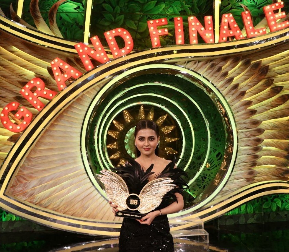 Rubina_OFC_'s tweet photo. Who is the ultimate winner of 2022🏆
Reality shows !

Retweet : #TejasswiPrakash 🔃
Like        : #Munawarfaruqui ❤️

#BiggBoss vs. #LockUpp https://t.co/2KVCs8P3Ae https://t.co/HvdUtkRLkE
