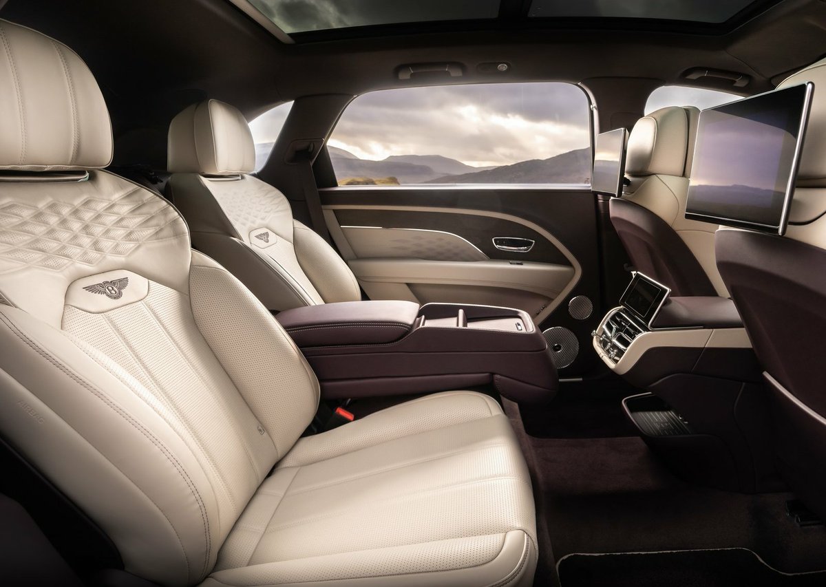 Extended-wheelbase Bentley Bentayga unveiled. See more details here: bit.ly/3M4cItg

#Bentayga #BentleyBentayga