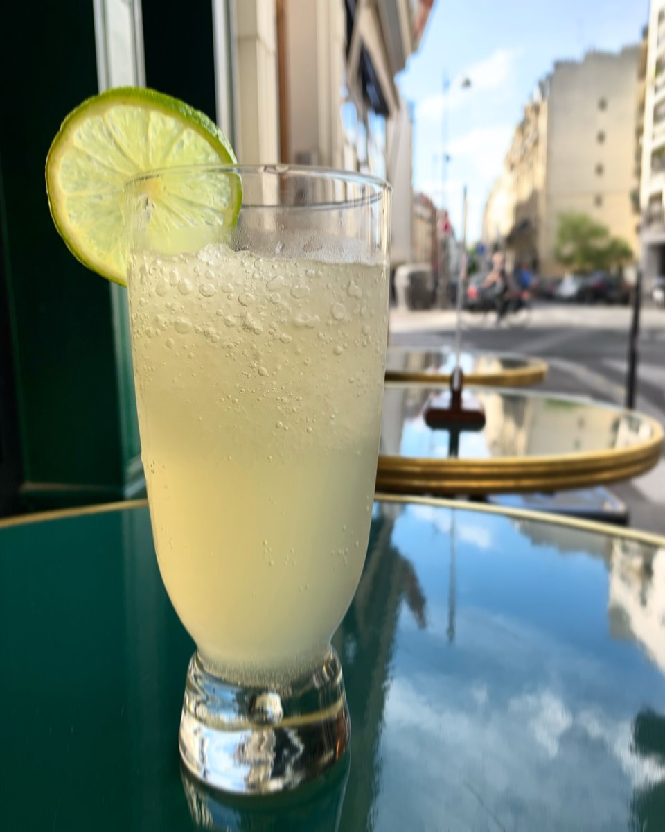 We’ve got a new cocktail du moment, and it’s a fan fave: the Frozen Dark &amp; Stormy! 🌩🌩⚡️

Get it while it’s cold! 

#HappyHour #FrozenCocktail #FrozenDarkAndStormy #ParisCocktail