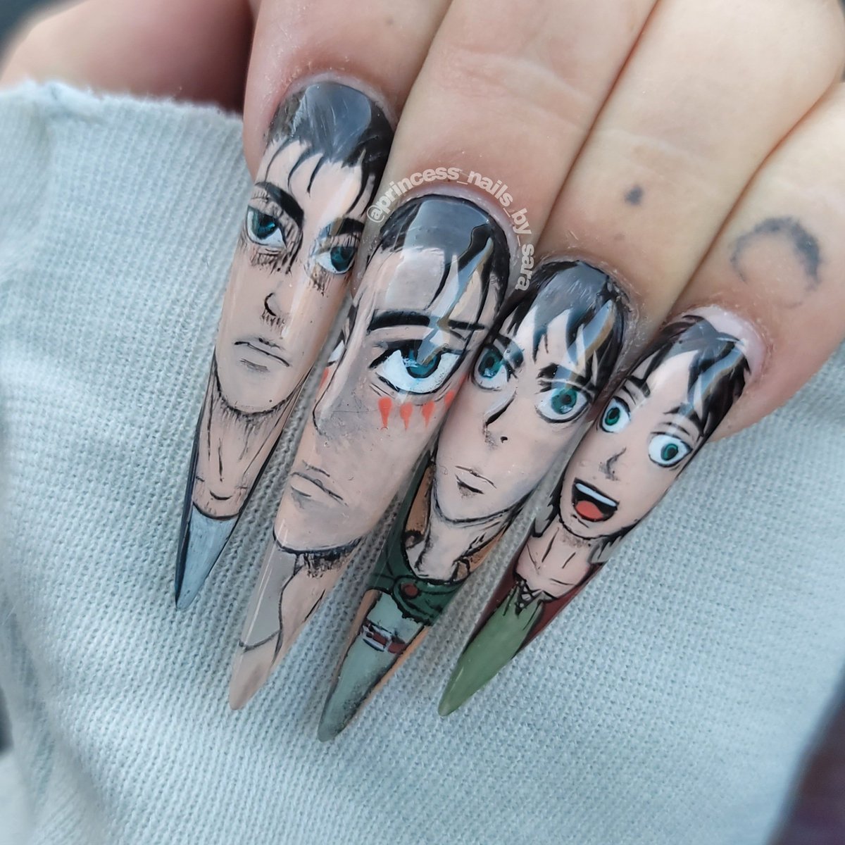 PrincessFentynl's tweet photo. Some hand painted nails I've worked on lately. #AttackOnTitan &amp; @ #deadmanwonderland I've got so much I want to paint but not enough time 😅 https://t.co/id7IorPtL8