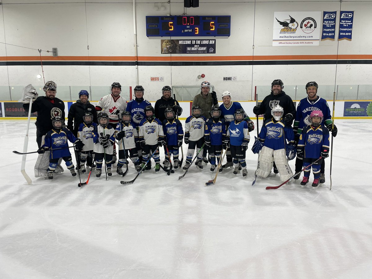 Mei_Hockey's tweet photo. Grade 1 and 2 players and parents game. The next generation of 🦅s continues. https://t.co/6DJLmTxTOw