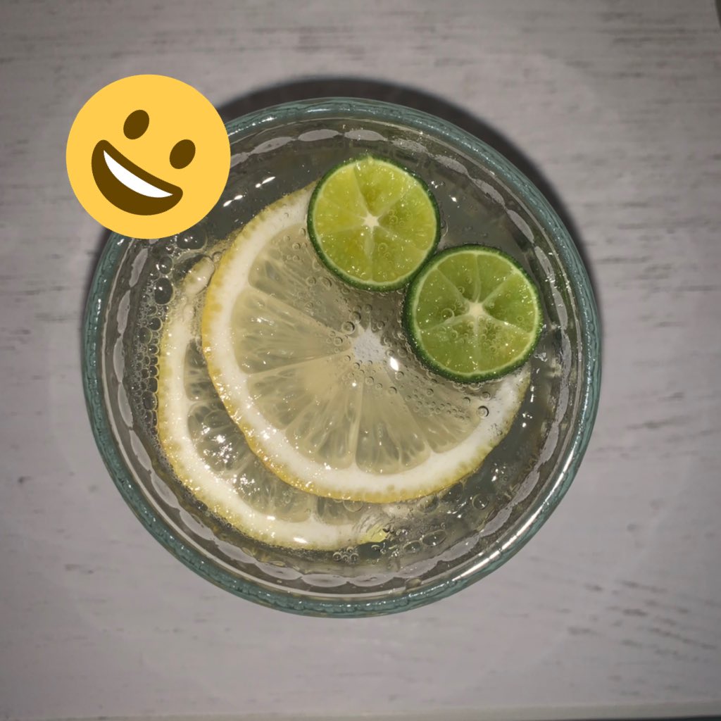 dbbtyyds's tweet photo. 薄荷叶太难买了，只有薄荷干叶
也试过买薄荷叶盆栽，结果养不活
可太废物了
我的新鲜柠檬青桔朗姆酒混合气泡水加冰（无糖）
还是很不错的🍹 https://t.co/pMcfbmN87j