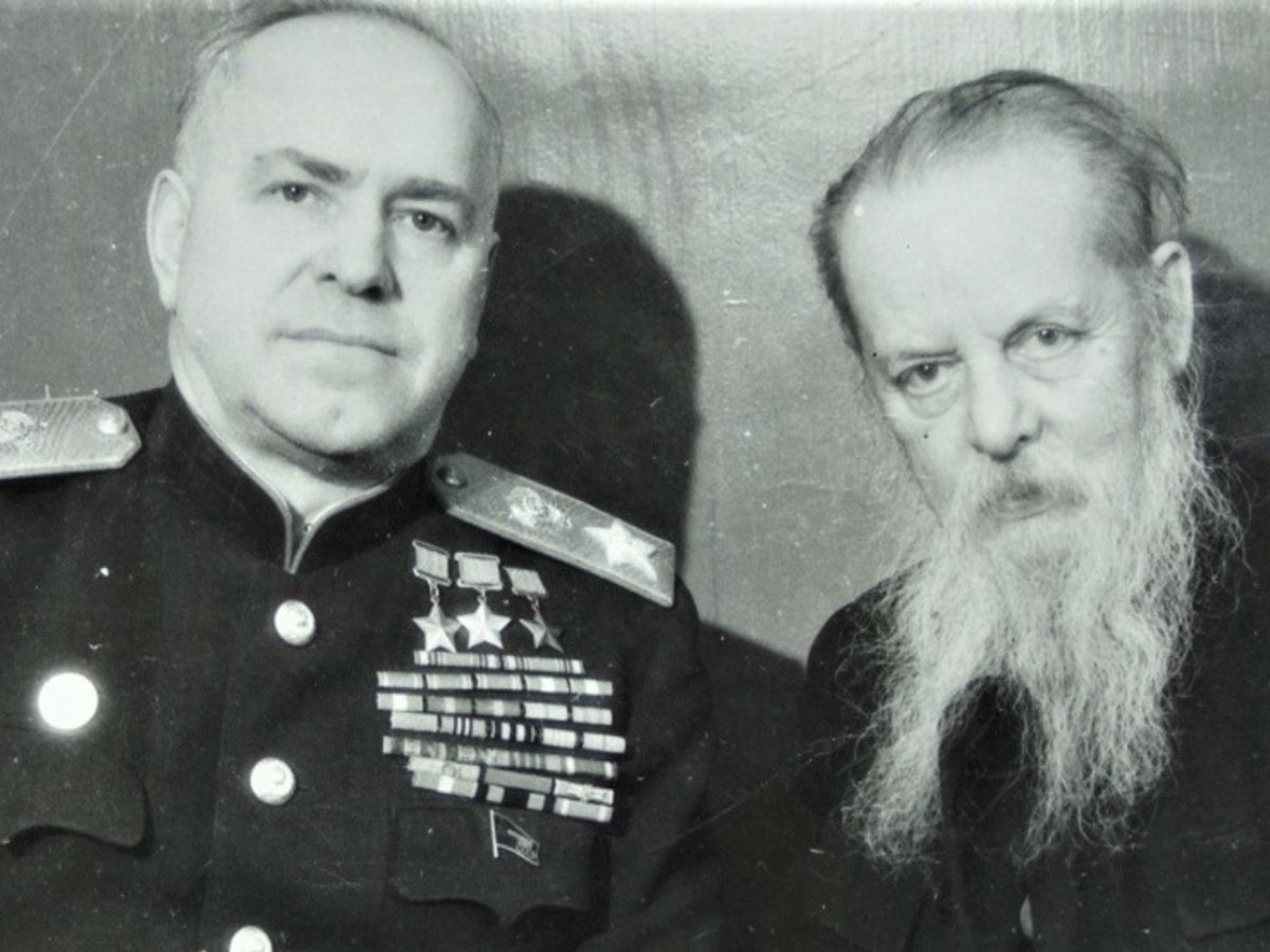 Lora020563's tweet photo. Когда Г��оргий Жуков жил в Свердловске, он сдружился с Павлом Бажовым. Они бывали вместе на собраниях и даже на парадах. После работы Жуков часто заглядывал к Бажову  в его дом на ул. Чапаева 11. В 1950 году Жуков лично возглави�� похоронную процессию, когда писатель умер. https://t.co/rncyxXeR1y