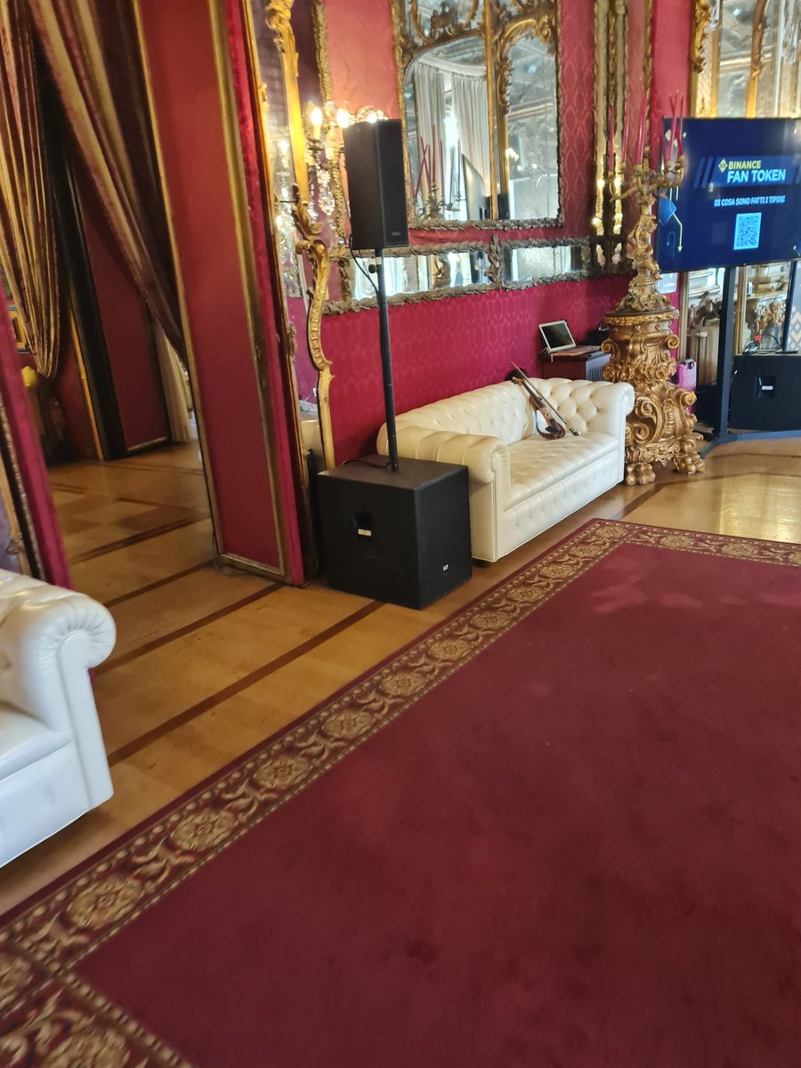 CriptovalutaI's tweet photo. Siamo arrivati al #PalazzoBrancaccio per evento #Binance per #blockchainroma .
Tra poco parla @cz_binance ! https://t.co/1KNtv0Cp8i