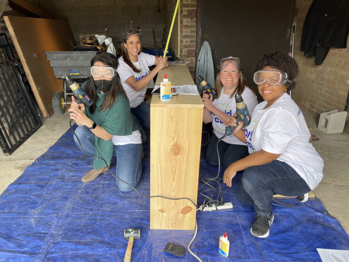 CityYearChicago's tweet photo. Thanks to our longstanding partner, @Hyatt Hotels Foundation for an impactful day of service at Chicago Academy HS! Proud to be a part of Hyatt's Global Month of Service. #CityYear #CYCHI https://t.co/KWerHZBdhG