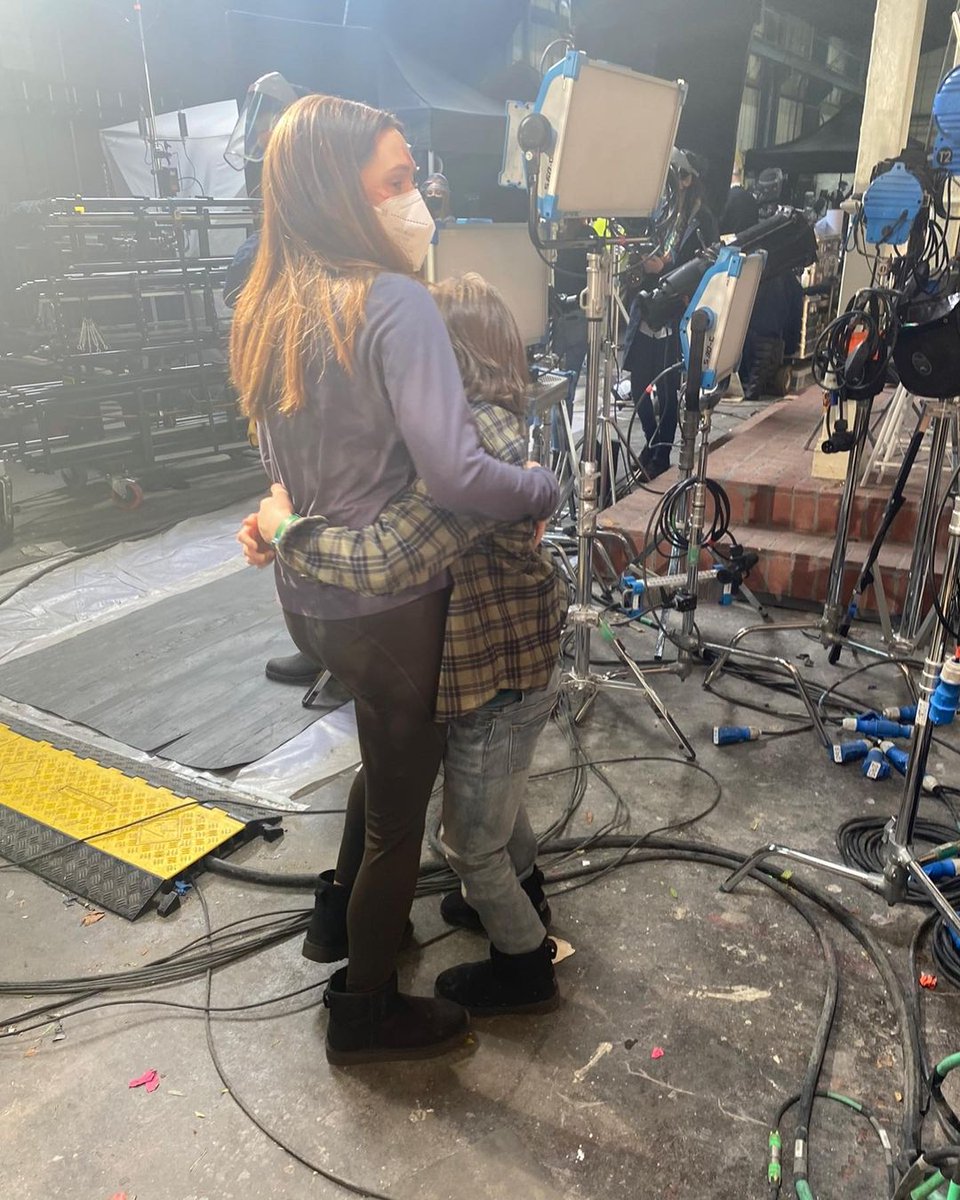 elizabeth olsen and jett klyne behind the scenes of #multiverseofmadness