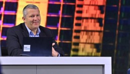 intel's tweet image. Technology thought leaders are gathering at Intel Vision to talk about exciting news, launches and innovative business solutions. Hope you're tuning in! 🧠👀 #IntelON intel.ly/3vWA9zb