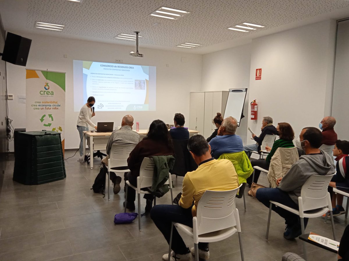 consorcio_crea's tweet photo. 🍂El #CompostajeDoméstico sigue sumando afines. Cada día más personas impactamos de forma positiva en el medio ambiente♻️. Pinoso suma 21 nuevas implantaciones tras la última jornada de formación que, unidas a las anteriores,ascienden a casi 100. ¡Enhorabuena! #CREAndoCompost https://t.co/0zQTEXEM2a
