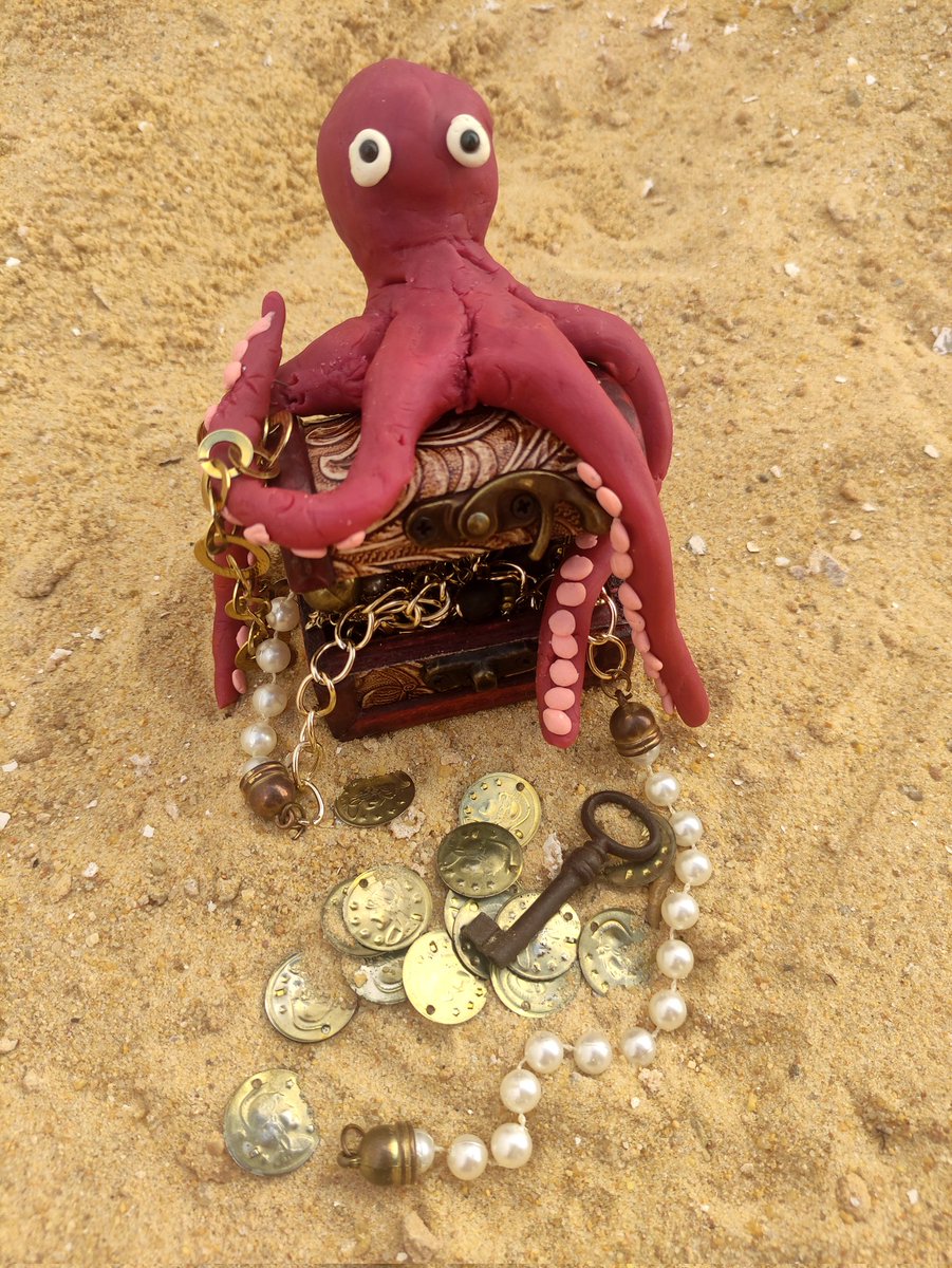 alyssa_car's tweet photo. Octopus is stealing my treasure, help ! @memeland @9gagceo @on9eth @ladyotaku_d @Jota_Hache_Eme https://t.co/6PGTRYEZF1