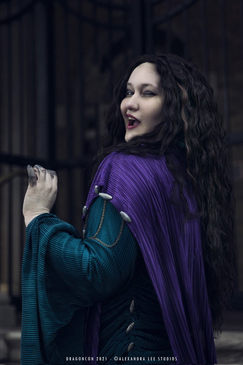 She won by 1% of the vote so here's  my Agatha Harkness cosplay!

I created the entire outfit myself (except the 3D printed pin), and I'm most proud of the embroidery at the collar, which I did by hand.

Photos are by the exceptionally talented <a href="/ALeeStudios/">Alexandra 🔜 #Gencon</a>