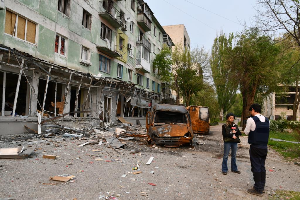 <a href="/overon_news/">overon</a> cubriendo noticias y dando soluciones #broadcast desde #Severodonetsk  gracias a los compañeros 
<a href="/Laura_chiclana/">Laura de Chiclana Benjumeda</a>

  y 
<a href="/maburatta/">Mariano Burattini</a>

  #BreakingNews 
@GrupoMEDIAPRO