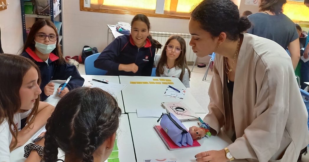 Los alumnos de 1 bachillerato de francés han realizado la actividad final del proyecto #toutmounsemoun en colaboración con la ONG @JyD. Han realizado actividades para los alumnos de primaria de francés para hacerles comprender  el problema del plástico en los océanos.