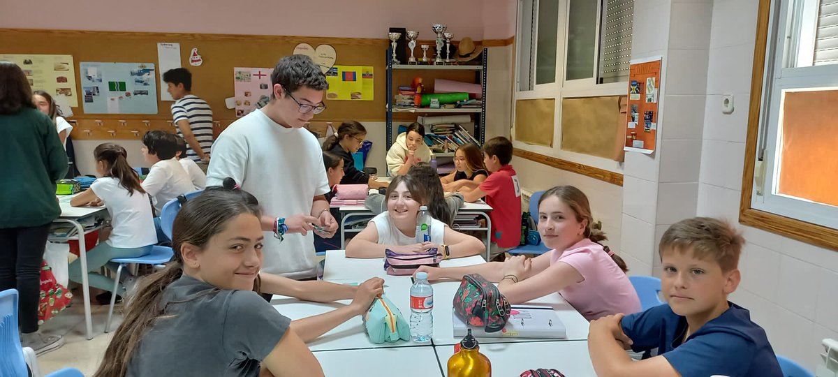 salesianosatoch's tweet photo. Los alumnos de 1 bachillerato de francés han realizado la actividad final del proyecto #toutmounsemoun en colaboración con la ONG @JyD. Han realizado actividades para los alumnos de primaria de francés para hacerles comprender  el problema del plástico en los océanos. https://t.co/mqT9x2eJLe