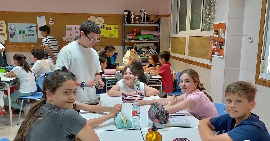 salesianosatoch's tweet photo. Los alumnos de 1 bachillerato de francés han realizado la actividad final del proyecto #toutmounsemoun en colaboración con la ONG @JyD. Han realizado actividades para los alumnos de primaria de francés para hacerles comprender  el problema del plástico en los océanos. https://t.co/mqT9x2eJLe