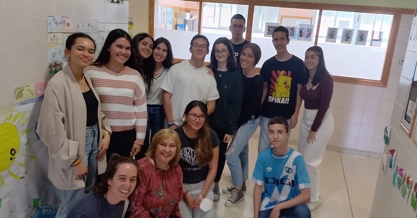 salesianosatoch's tweet photo. Los alumnos de 1 bachillerato de francés han realizado la actividad final del proyecto #toutmounsemoun en colaboración con la ONG @JyD. Han realizado actividades para los alumnos de primaria de francés para hacerles comprender  el problema del plástico en los océanos. https://t.co/mqT9x2eJLe