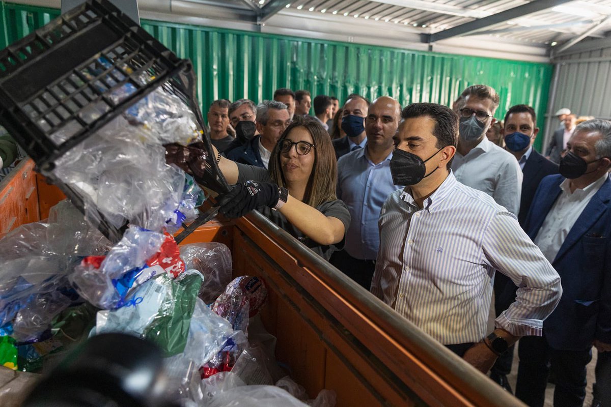 KostasSkrekas's tweet photo. Επισκέφθηκα σήμερα την Τήλο που πλέον είναι το νησί με το μεγαλύτερο ποσοστό ανακύκλωσης στον κόσμο, εκπροσωπώντας τον @PrimeministerGR, για την παρουσίαση του καινοτόμου προγράμματος Just Go Zero Tilos, που αφορά στην ολοκληρωμένη διαχείριση απορριμμάτων. https://t.co/dlQ6AQkdiN