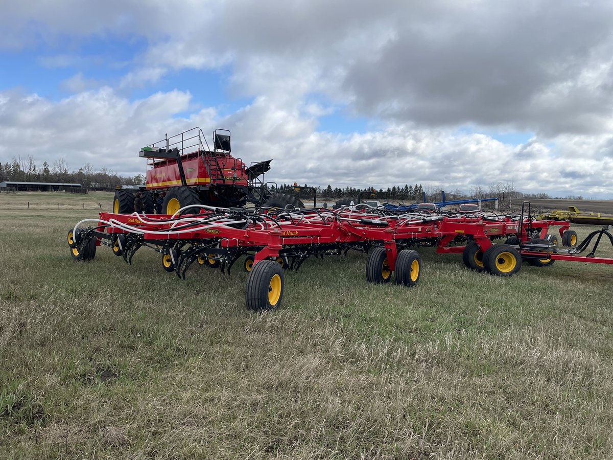 scottwilson1973's tweet photo. @youngsequipment @VaderstadCanada @FiskMorgan @RussHerold12 getting Herold Farms rolling https://t.co/vALNbR9vSO