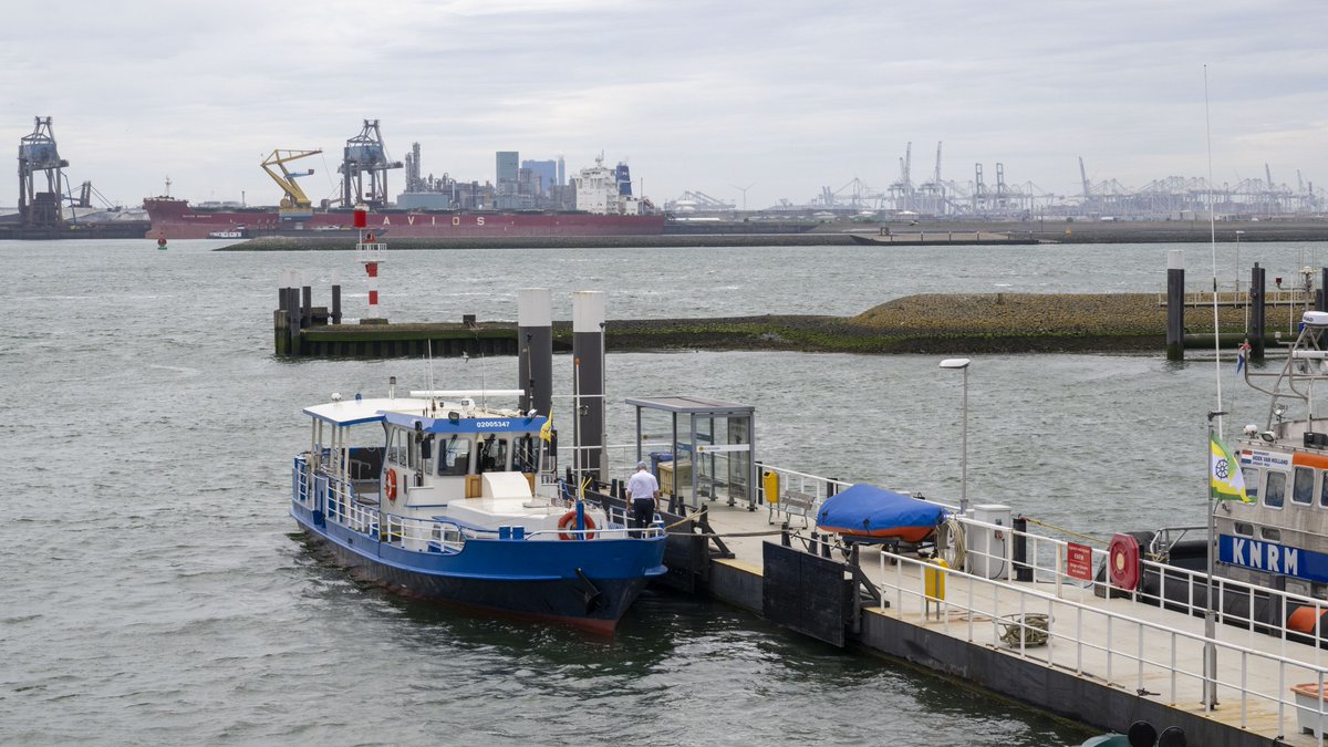 rotterdam's tweet photo. Overvaren tussen De Hoek en de Maasvlakte is weer mogelijk! Voetgangers en fietsers kunnen vanaf 11 mei elke dag mee met de nieuwe toeristische veerdienst tussen Hoek van Holland Berghaven en Futureland op Maasvlakte 2 ⚓ #Hoeksveer #Rotterdam

https://t.co/CYZuTCcnsI https://t.co/60TWl2LRw4