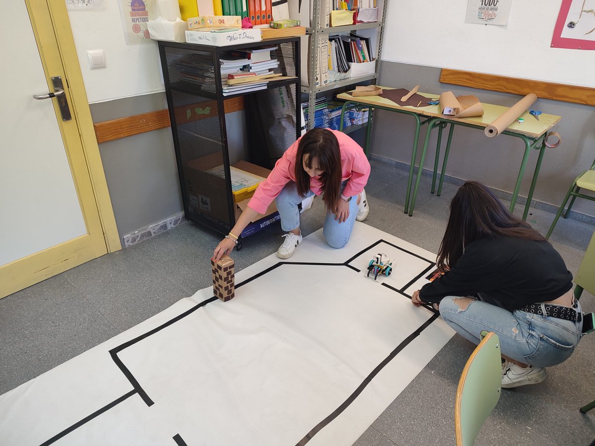 CastilloJuegos's tweet photo. Todo listo para #roboreto22!! nuestras chicas de LunaBot con su profesora Fátima Torrado están preparadas para la batalla final! Gracias a @handsolooficial por hacerlo posible. https://t.co/ABkHeobI2z https://t.co/XNU46altA7