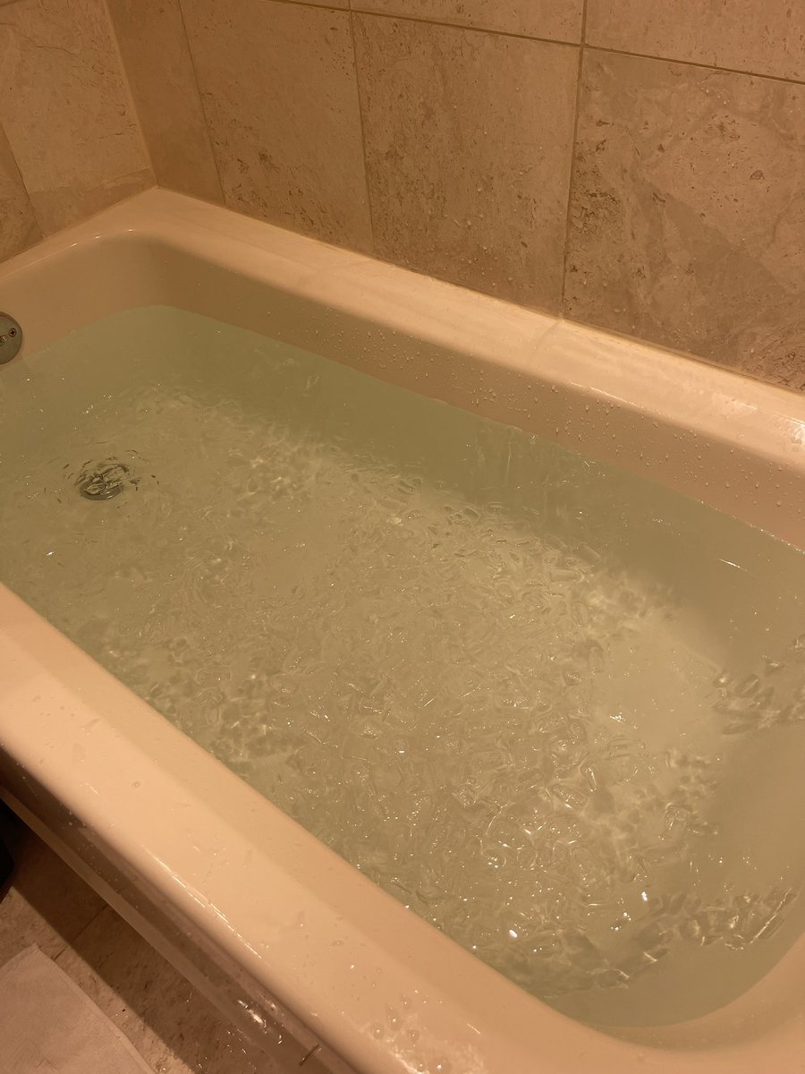 m3tat8's tweet photo. Overjoyed that there is an ice machine next to my hotel room 😍 https://t.co/AAu4byphYI