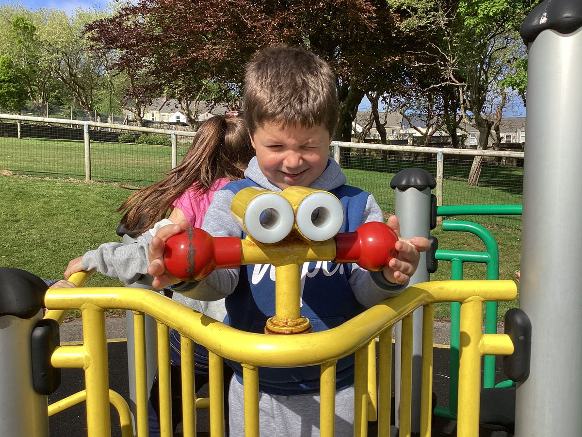 Year1PDCS's tweet image. 1KC getting outside today in Pembroke Dock Memorial Park. We explored where we’d like to go and what we’d like to learn this term and enjoyed playing with friends. We started our #EmpathyWalks putting names to our feelings as we explored our locality. @PDockTown #LetsGetOutside