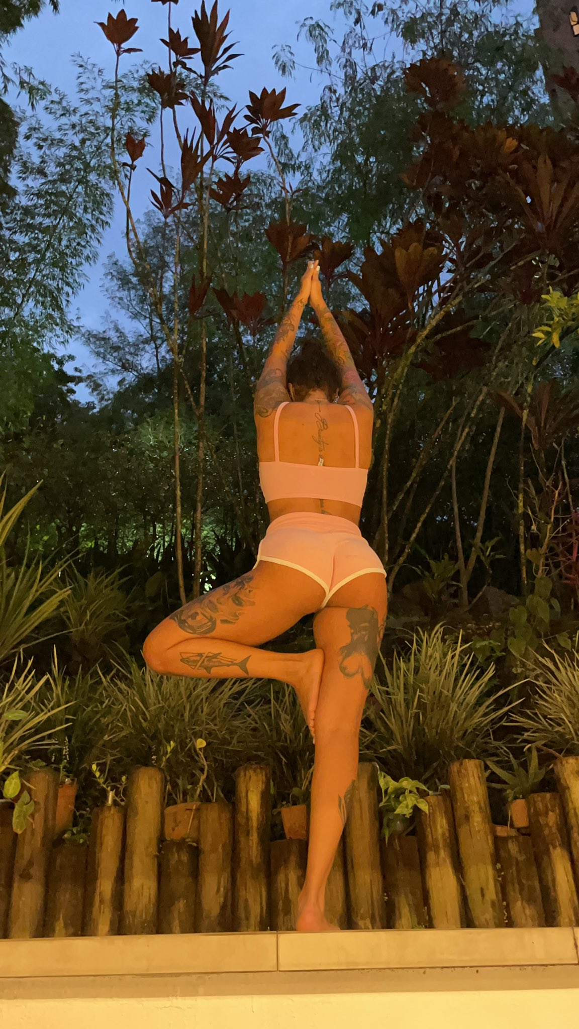 Todo cambia y tu también. date permiso de vivir como quieres sin pensar en la opinión de los demás 🤩🪬 NAMASTE 🖤 https://t.co/jkQ8luAiIq