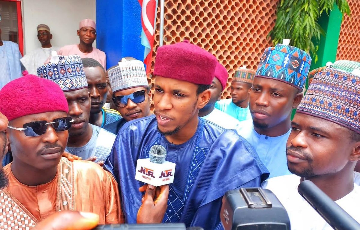 Abbanaira_lawan's tweet photo. 2023 Election: Kamselem Support organisations present N2.5m cheque for state assembly form 

... indeed 2023 it's YouthOClock https://t.co/ayNj8dV04J