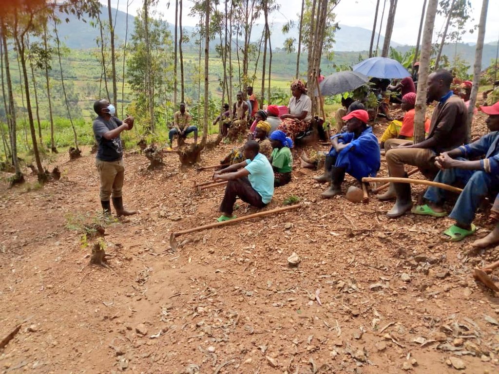 NYARUSANGE_Sect's tweet photo. Uyu munsi, Umunyamabanga Nshingwabikorwa w'Umurenge Bwana @RuzindanaFiacr1 yifatanyije n'abaturage bo mu Kagari ka #Ngaru mu muganda wo gucukura no gusibura imirwanyasuri mu Mudugudu wa #Remera. Nyuma y'umuganda, baganiriye kuri gahunda za Leta zitandukanye @gatjmv @KAYITAREJacky https://t.co/U2W1qTZxVf