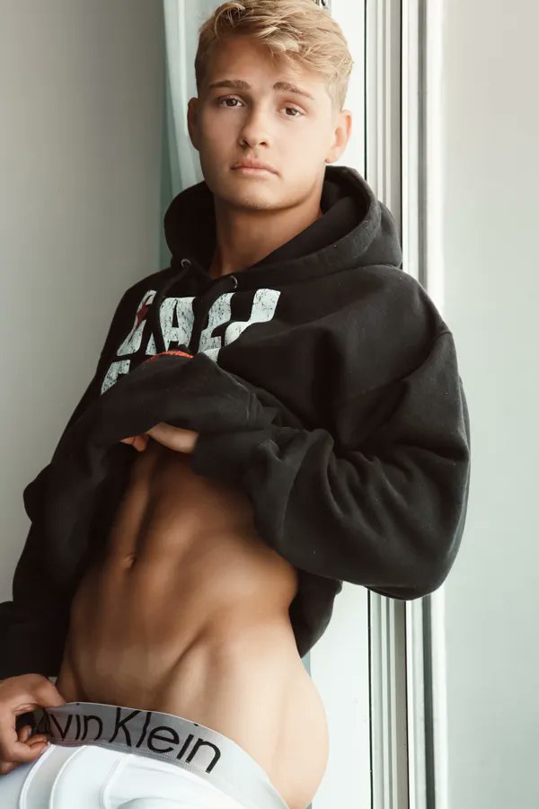 thehunkform's tweet photo. LONDON PIERCE BY NTN STUDIO https://t.co/ywhas6od8r https://t.co/gFdIZ0s9I7