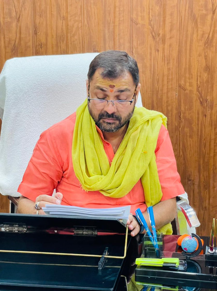 prakashbjp_'s tweet photo. जनता के सेवा ही हमारे संस्कार है!!

आज मा० सासंद बॉंदा चित्रकूट श्री @RKSINGHPATEL4  जी के साथ डीएम कालोनी कार्यालय में विभिन्न क्षेत्रों से आए हुए आगंतुकों से मुलाकात कर उनकी #समस्याओं को सुना एवं निराकरण करने हेतु विभागीय अधिकारियों को निर्देशित किया!! https://t.co/ee4fMBgN7z