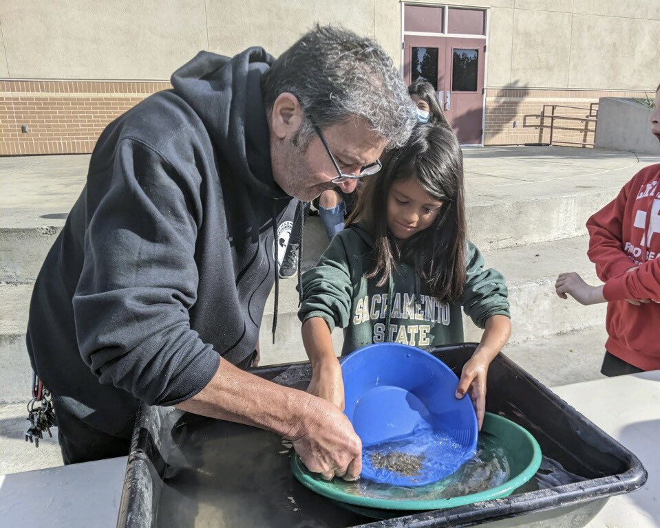MrsPerryTRE's tweet photo. Mrs. Kaump’s 4th grade class got to gold pan with Mr. Rob today! https://t.co/qqWG0J2VqC