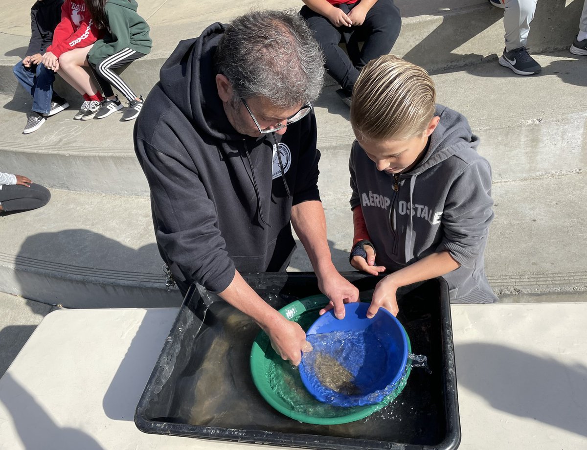 MrsPerryTRE's tweet photo. Mrs. Kaump’s 4th grade class got to gold pan with Mr. Rob today! https://t.co/qqWG0J2VqC