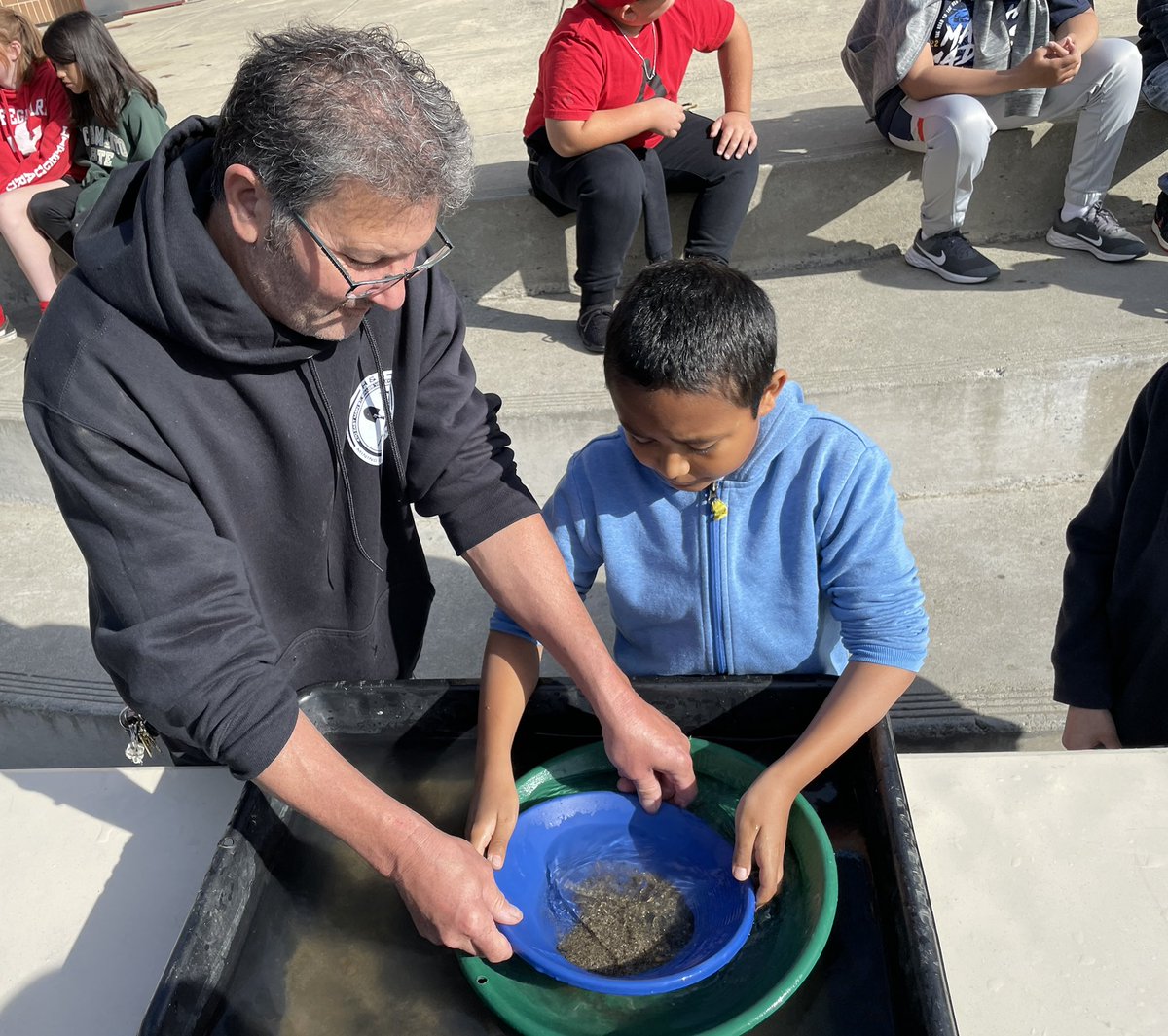 MrsPerryTRE's tweet photo. Mrs. Kaump’s 4th grade class got to gold pan with Mr. Rob today! https://t.co/qqWG0J2VqC